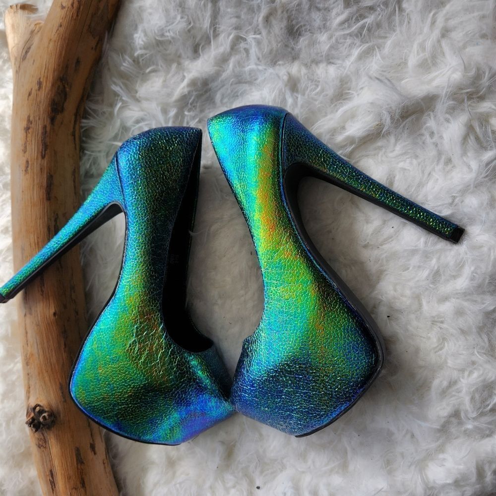 Shi by journeys platform iridescent green pumps